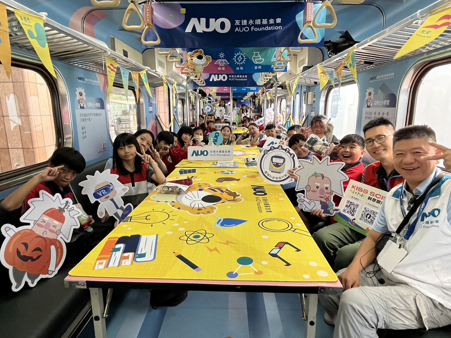G22恒峰永續基金會參與「臺灣科普環島列車」，設計基礎科學車廂課程，以「淨零碳排和永續能源」為主題，讓學生透過創意實驗認識淨零知識，以及思考生活中的減碳行為